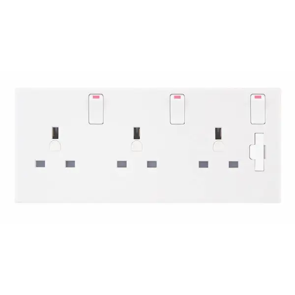 Selectric Square Edged 13 Amp Converter Socket – Converts 1 or 2 Gang to 3 Gang Switched